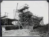 Byggnation av Sjölundaviadukten, södra landfästet under gjutning.
