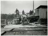 Här blandar arbetslaget cement till arbetet med vägporten i Eslöv maj 1923.