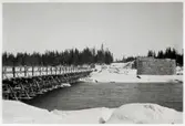 Provisorisk transportbro över Skellefteälven vid Slagnäs på linjen mellan Sorsele och Arvidsjaur vintertid.