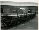 Räler lastade på godsvagn inför transport.