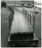 Räler lastade på godsvagn inför transport.