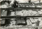 Rälsutbyte med 1924 års räler och Hey-Backbefästning, spår 2 Loster hösten 1957.