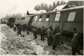 Tåg 93, Nordpilen, efter urspårning på sträckan mellan Simeå och Undersvik 1956-03-27.
Omkring kl 10. Uppdragning av vagn 2 pågår.