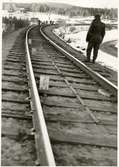 Räl efter urspårning av tåg 93, Nordpilen, på sträckan mellan Simeå och Undersvik 1956-03-27.