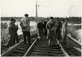 Banarbete efter urspårning av tåg 93, Nordpilen, på sträckan mellan Simeå och Undersvik 1956-03-27.