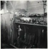 Foto på verktyg och skåp i driftverkstad.