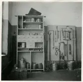 Verktygsskåp och verktygstavla.