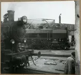Statens Järnvägar, SJ lokstall efter brand i Östersund.
Ånglok SJ S1 1923 och ånglok littera E10.