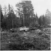 Vrak i skogsmiljö efter järnvägsolycka mellan Ramsjö och Hälsingenybo.
