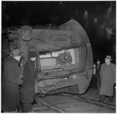 Personal vid omkullvält vagn efter tågolycka.