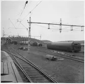 Vy på del av bangård och vagnar efter tågolycka.