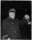 Stationsföreståndare med elektrisk lykta.