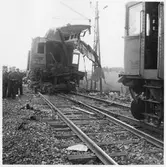 Statens Järnvägar, SJ D 538.

Vy på vagn och del av ellok efter tågolycka med personal i bild.