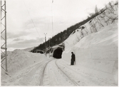 Vy på järnvägslinje och tunnel efter snöröjning mellan Tornehamn och Björkliden.