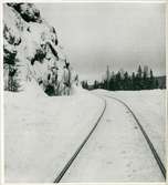 Järnvägslinje vid berg mellan Utansjö och Oringen under vintertid.