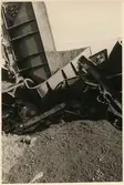 Godsvagn med malm som står på högkant efter olycka i Nattavaara september 1953.
