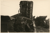 Godsvagn med malm som står på högkant efter olycka i Nattavaara september 1953.
