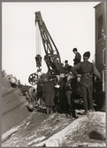 Bärgning av godsvagn med hjälp av lyftkran efter olycka mellan Gastsjön och Kälarne i Jämtland på 1920-talet.