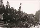 Bärgning av godsvagnar med hjälp av en lyftkran efter olycka mellan Gastsjön och Kälarne i Jämtland på 1920-talet.