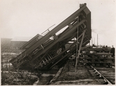 Kranbrygga har vält vid transport mellan Aseas mekaniska verkstad och Västerås bangård april 1937.