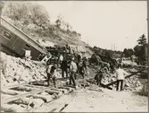 Uppröjningsarbete efter raset i Getå den 1 oktober 1918. Statens Järnvägar, SJ ABo3 2466 ligger i slänten.