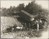 Röjningsarbete efter raset i Getå den 1 oktober 1918. Statens Järnvägar, SJ ABo3 2466 är ett av de drabbade fordonen.