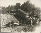 Röjningsarbete efter raset i Getå den 1 oktober 1918. Statens Järnvägar, SJ ABo3 2466 är ett av de drabbade fordonen.
