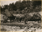 Röjningsarbete efter jordskredet i Getå den 1 oktober 1918 som orsakade tågolyckan. Statens Järnvägar, SJ ABo3 2466 ligger i slänten.