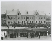 Söderhamn Centralstation gatusidan år 1886 vid invigningen sedan SJ Statens Järnvägar ombyggt banan.