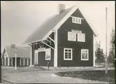 Vy vid Bodträsk Stationsstuga. Hållplats anlagd 1915. En- och en halv vånings stationshus i trä. Hållplats öppnad 1911-01-01.  Även lastplats 1917-08-01. 2 rum och kök.Stationen stängde helt 1986-06-01.Banvakten var även platsvakt. Nytt tak 2009. Sålt till permanentbostad som  2010.