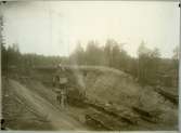 Slind. Statens Järnvägar, SJ. Grävmaskinsarbete i skärning vid Slind i september 1910 för sträckan Bastuträsk-Skellefteå-Kallholmen .