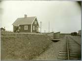 Stationsstuga i Röjnoret.Stationen öppnades 1912. Banan elektrifierades 1997.