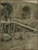 Dubbelspårsbyggnaden mellan Alingsås - Olskroken. Bron över Säveån södra brohalvan. Grundgrävning för den nya bron med gamla bron i bakgrunden.