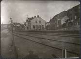 Album med fotografier från Bohusbanan.
Strömstads bangård.
Stationshusets arkitekt: F Zettervall. K-märkt 1986. Stationen anlades 1903. Expedition och väntsal renoverades 1932. 1941 uppfördes ett rälsbussgarage.