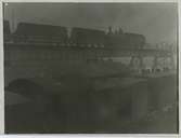 Ånglok med vagnar på provlbelastning på bro över Göta älv.Nuvarande Marieholmsbron byggdes 1908 och togs ibruk mars 1909. Den ersattes av betong 1996.