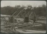 Arbetsförhållanden vid uppbyggnad av bro.