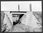 Förlängning av vägport vid Bankesta vid 0,467 kilometer. Statsbanan Järna - Norrköping.