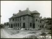 Södertälje södra. Stationen tillkom 1921 då det nya dubbelspåret mellan Östertälje och Ström via den nya stationen togs i bruk och det gamla enkelspåret över Saltskog slopades. Namnändrad till Södertälje hamn 1995-01