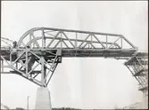 Färdigställande av klaffbron över Södertälje kanal.
