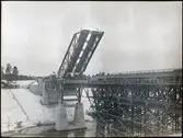 Färdigställande av klaffbron över Södertälje kanal.