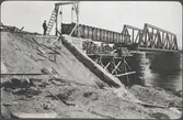 Bro över Ume-älv. Uttagning av plåtspann för västra älvfåran,maj 1924.