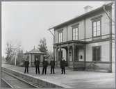 Valbo station år 1906.  I bakgrunden syns en stege rest mot lyktstolpen. Lyktan tändes för hand.