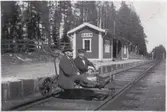 På spåret vid Borns hållplats. Till vänster sittandes på cykeldressinen Per Andersson , far till Långsjö-Pelle.
