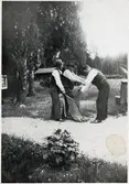 Midsommar 1938. Farfar Per Andersson, i mitten, får hjälp med påklädningen av sin son Pelle Andersson.