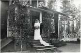 Bröllopsfest i Långsjön midsommarafton 1942. Per Erik och Tekla Anderssons näst yngsta dotter Siri gifter sig med Anders Lindgren.