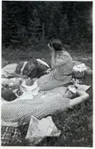 Sommaren 1944. Tekla och Långsjö-Pelle vid Johansfallet med döttrarna Siri och Ingeborg samt barnbarnen Lillemor och Astrid.