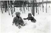 Lillemor och Astrid leker i snön.