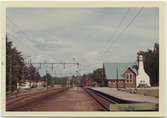 Vy vid Hindås stationshus.Vagnslasttrafiken upphörde fr o m 31 maj 1964 och styckegodshanteringen fr o m 22 maj 1977. Stationen är sedan 1993 fjärrstyrd från Göteborg. Byggd 1908 efter förslag av arkitekt Yngve Rasmussen i Göteborg