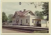 Vy vid Rävlanda. Station anlagd 1893. Vagnslasttrafiken upphörde fr o m 1 oktober 1989. Stationen fjärrstyrs från Göteborg sedan 27 september 1993. Stationshuset kvar, men används nu som utställningslokal