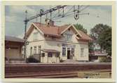 Vy vid Sandared.Stationen anlagd 1893. Stationshuset, en- och enhalvvånings i trä, ombyggdes efter en eldsvåda 1903. Bangården utökades 1946 med ett lastspår. Mekanisk växelförregling. Persontrafiken återupptagen 1995-10-02, två nya plattformar har byggts. Öppnad 1894. i januari 1902 nedbrann stationshuset till grunden, men återuppfördes samma år. 1905 tillkom hävstångsställverk. 1913 tillbyggdes godsmagasinet. Den 15 mars 1952 brinner godsmagasinet ned, men byggdes upp. Vagnslasttrafiken nedlagd fr o m 1 oktober 1989. Persontågsuppehållen indrogs fr o m 28 maj 1989 och bemanningen upphörde normalt den 29 maj 1970. Från 1993 fjärrstyrs stationen från Göteborg. Stationshus och godsmagasin disponeras nu av ett fasadrenoveringsföretag .